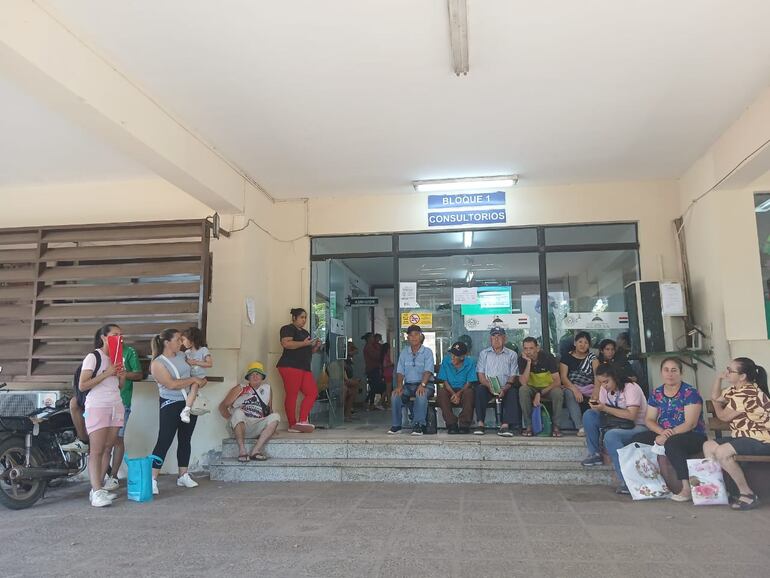 Importante cantidad de pacientes en el Hospital de Caacupé.