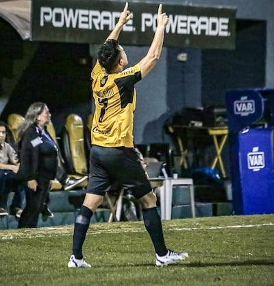 Néstor Camacho, de Guaraní, celebrando su gol ante Cerro Porteño en Dos Bocas.