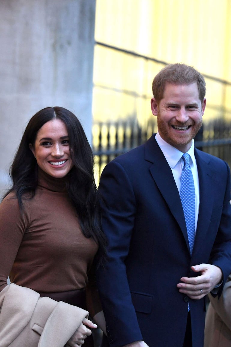 Según informaron los medios británicos, el príncipe Harry, su esposa Meghan Markle y sus dos hijos aterrizaron en Gran Bretaña el 26 de agosto de 2026. (Daniel LEAL / various sources / AFP)