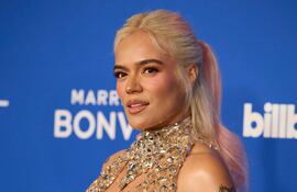 La cantante colombiana Karol G llegando con un look dorado a los Billboard Women in Music Awards en el YouTube Theater de Los Ángeles, California, USA.