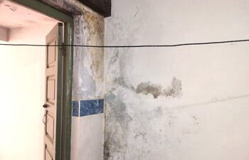 Cada lluvia deja a su paso goteras y humedad en las paredes del Centro de Salud de Pirayú.