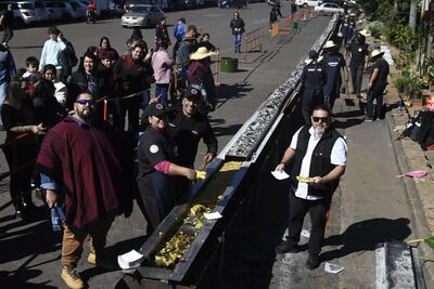 La sopa paraguaya de 60 metros se elabora hoy en el Abasto Norte.