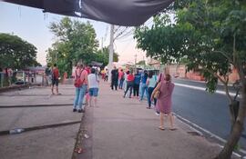 Usuarios denuncian regulada de buses del transporte público en este lunes, feriado.