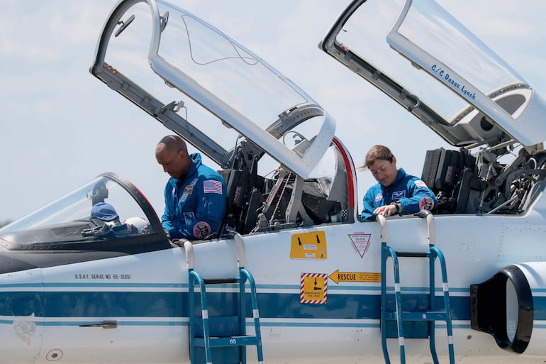 Los miembros de la tripulación de Artemis II —de izquierda a derecha, el piloto Victor Glover y la especialista de misión Christina Koch— llegan al Centro Espacial Kennedy a bordo de un jet T-38 el 27 de marzo de 2026 en Cabo Cañaveral, Florida.