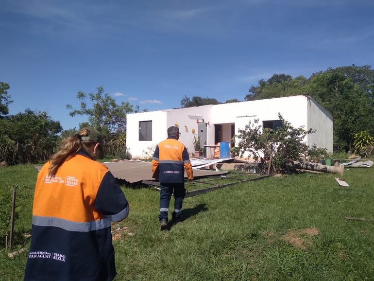 La mayor parte de las casas fueron destechadas por las ráfagas de viento.