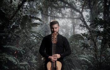 Augusto Ayala traerá su propuesta con guitarra de ocho cuerdas.