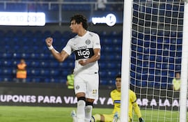 El delantero de Olimpia, Adrián Alcaraz celebra el tanto de apertura en el marcador, ante el lamento del portero del Sportivo 2 de Mayo, Ángel Martínez.