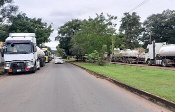 Masiva presencia de camiones cisternas con chapa boliviana genera caos en las calles de San Antonio.
