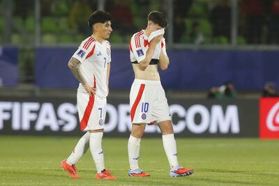 Los chilenos Agustín Arce (d) y Francisco Marchant lamentan la eliminación del Mundial Sub 20 tras la caída por goleada contra México.