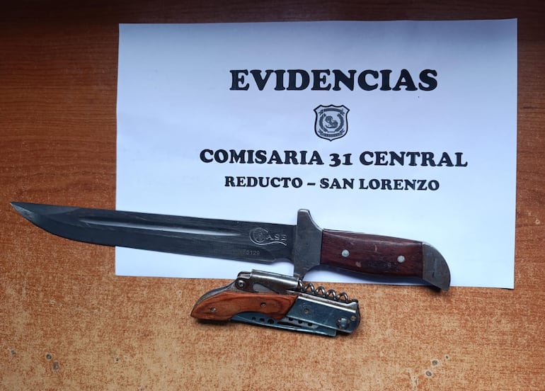 El arma blanca con el que ingresó el victimario para aparentemente terminar con la vida de su esposa.