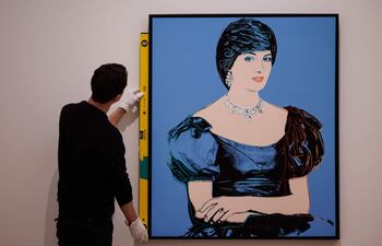 El retrato de Diana de Gales que hizo Andy Warhol, de fondo azul al igual que los ojos y el anillo de zafiro de la difunta princesa, se subastó este jueves en la casa Phillips de Londres por 2,4 millones de libras (2,8 millones de euros, 3 millones de dólares).