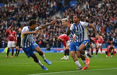 El paraguayo Julio Enciso (c), jugador del Brighton, celebra un gol en el partido frente al Manchester United por la segunda fecha de la Premier League 2024-2025 en el estadio American Express, en Brighton, Inglaterra.