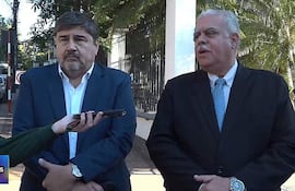 El vocero de la Cámara de Representantes e Importadores de Productos Farmacéuticos (Cripfa), Édgar Villalba y el presidente de la Cámara de la Industria Química Farmacéutica del Paraguay (Cifarma), Luis Ávila, tras la reunión con el ministro de Economía, Óscar Lovera.