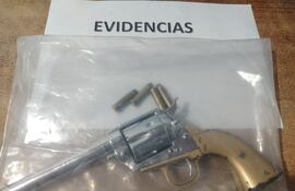 revólver Limpio militar disparos