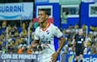 Hugo Adrián Benítez, futbolista de Nacional, celebra un gol en el partido frente a Sportivo Luqueño por la segunda fecha del torneo Apertura 2026 de la Primera División de Paraguay en el estadio Luis Salinas, en Itauguá, Paraguay.