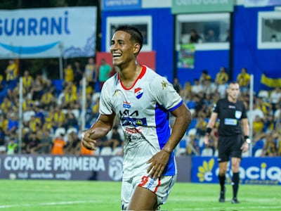 Hugo Adrián Benítez, futbolista de Nacional, celebra un gol en el partido frente a Sportivo Luqueño por la segunda fecha del torneo Apertura 2026 de la Primera División de Paraguay en el estadio Luis Salinas, en Itauguá, Paraguay.