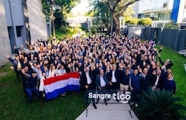 El gran equipo de Tigo Paraguay celebra su 32º aniversario.