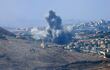 Columnas de humo se elevan tras un ataque aéreo israelí que tuvo como objetivo pueblos del sur del Líbano, visto desde Marjaayoun, en el sur del Líbano,este miércoles.