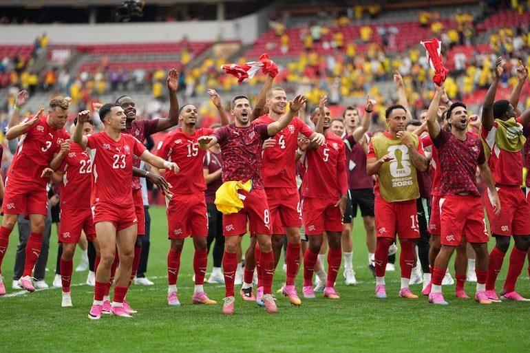 Los jugadores de Suiza celebran con sus aficionados tras ganar el partido de octavos de final de la Copa Mundial de la FIFA 2026 entre Suiza y Colombia, en Vancouver, Canadá.