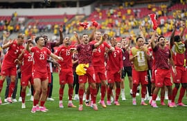 Los jugadores de Suiza celebran con sus aficionados tras ganar el partido de octavos de final de la Copa Mundial de la FIFA 2026 entre Suiza y Colombia, en Vancouver, Canadá.