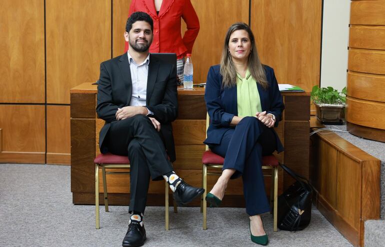 El diputado Raúl Benítez y la exsenadora Kattya González, invitados del nuevo senador.