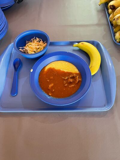Una porción de polenta con salsa, ensalada y banana del programa Hambre Cero. Imagen de la cuenta oficial del plan.