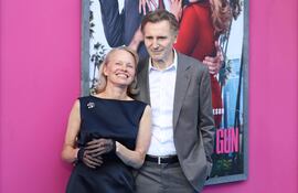 ¡Linda parejita! Pamela Anderson y Liam Neeson en la premier de "La Pistola Desnuda" en Nueva York.