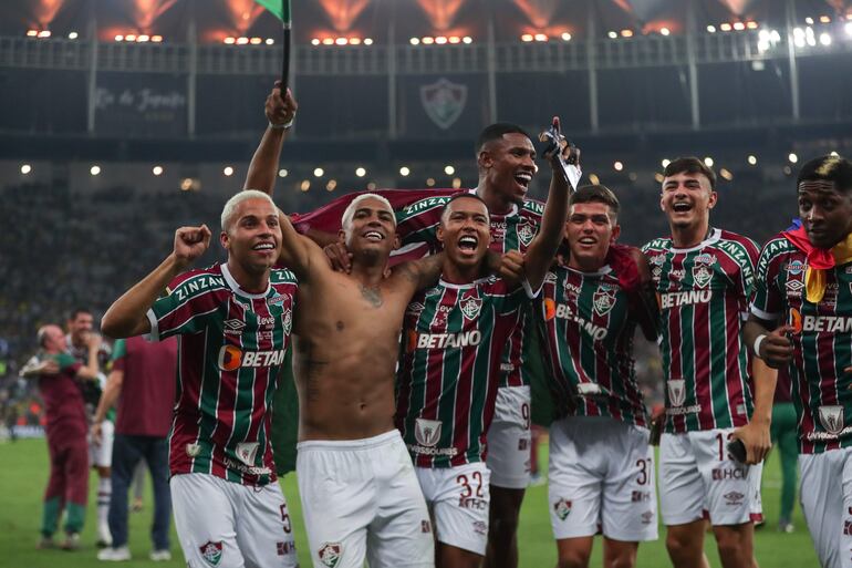 Jugadores de Fluminense celebran tras ganar hoy, un partido de la final de la Copa Libertadores entre Boca Juniors y Fluminense en el estadio de Maracaná, en Rio de Janeiro (Brasil).