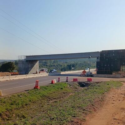 La obra del viaducto peatonal y vehicular se realiza en el kilómetro 59 de la ruta PY02.