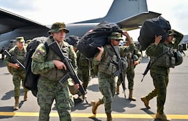 Soldados de pueblos originarios de Ecuador llegan a la base Simón Bolivar, en Guayaquil.