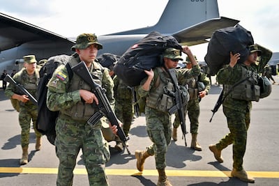 Soldados de pueblos originarios de Ecuador llegan a la base Simón Bolivar, en Guayaquil.