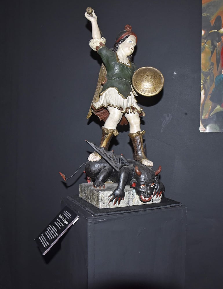 Imagen de San Miguel Arcángel, con un estilo barroco que incluye ondas y un estilo más naturalista.