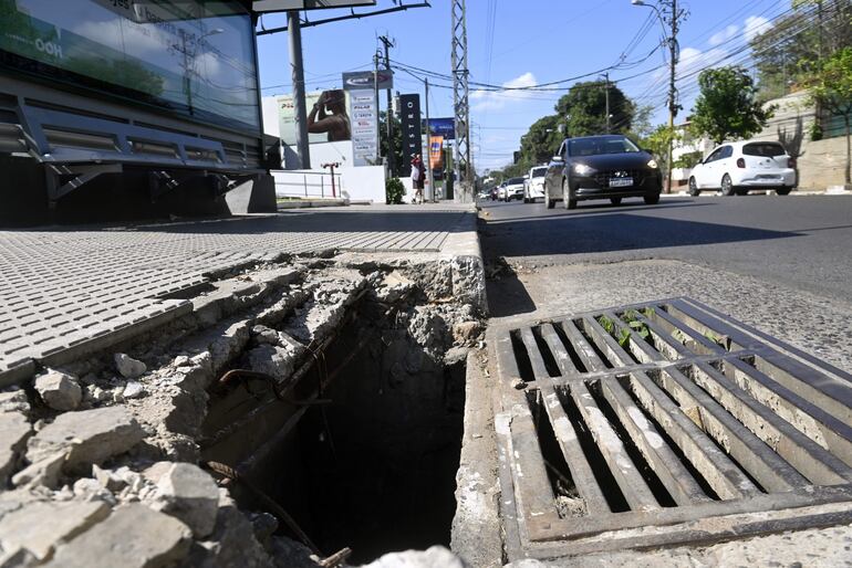 Caminar en la capital del país se torna una actividad peligrosa, debido al mal estado de las veredas y a los sumideros en abandono, que sufren hundimientos en sus estructuras.