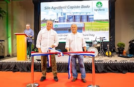 Paulo Sergio Sarabia y Antonio Ivar Sarabia durante la inauguración del Silo Agrofértil Capitán Bado, en el departamento de Amambay.