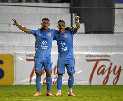 Milton Maciel (d), jugador de Resistencia, festeja un gol en el partido contra Guaireña por la décima fecha del torneo Clausura 2023 del fútbol paraguayo en el estadio Arsenio Erico, en Asunción.