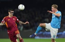 El delantero danés del Napoli, Rasmus #19 Hojlund, lucha por el balón con el defensa italiano #23 de la Roma, Gianluca Mancini, durante el partido de la Serie A italiana entre el SSC Napoli y la AS Roma en el Estadio Diego Armando Maradona en Nápoles el 15 de febrero de 2026. (Foto de CARLO HERMANN / AFP)