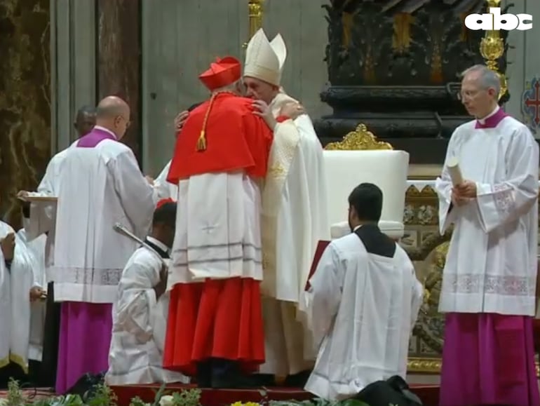 López saluda con un beso en la mejilla al Papa Francisco.