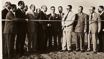 Autoridades de la primera Comisión Directiva del Jockey Club del Paraguay, desatando la cinta inaugural para habilitar la pista de carrera del Hipódromo de Asunción, un domingo 18 de septiembre de 1954.