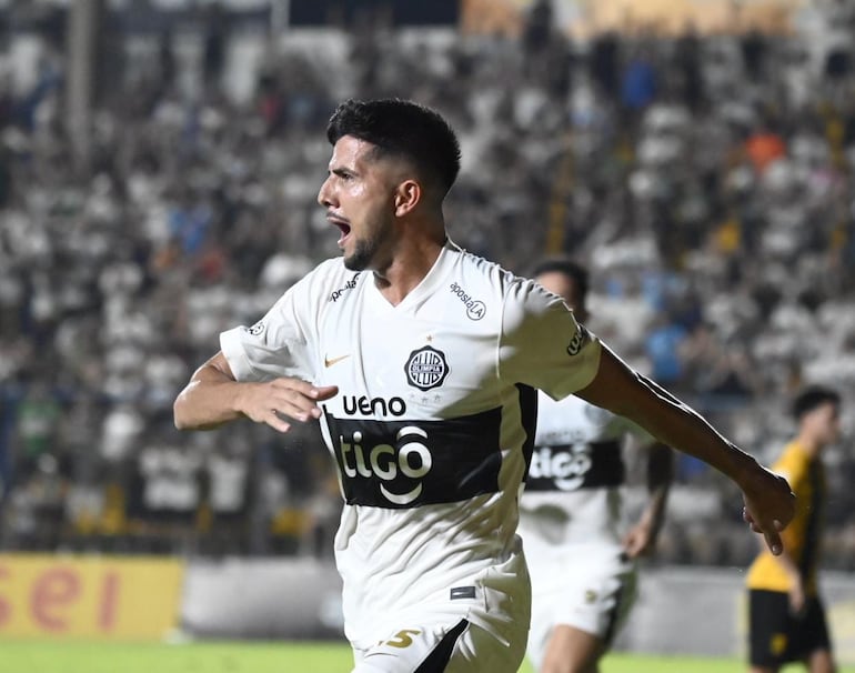 Mateo Gamarra, futbolista de Olimpia, festeja un gol en el partido frente a Guaraní por la fecha 12 del torneo Apertura 2026 de la Primera División de Paraguay en el estadio Erico Galeano, en Capiatá, Paraguay.