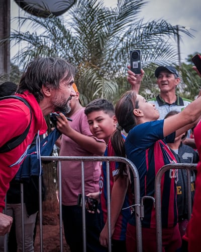 Diego Martínez, director técnico de Cerro Porteño, compartiendo con los fanáticos azulgranas en Pedro Juan Caballero.