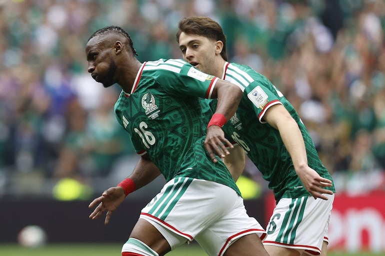 Julián Quiñones (i) de México celebra un gol este jueves, durante un partido del grupo A del Mundial de la FIFA 2026 entre México y Sudáfrica en el estadio Ciudad de México (México).