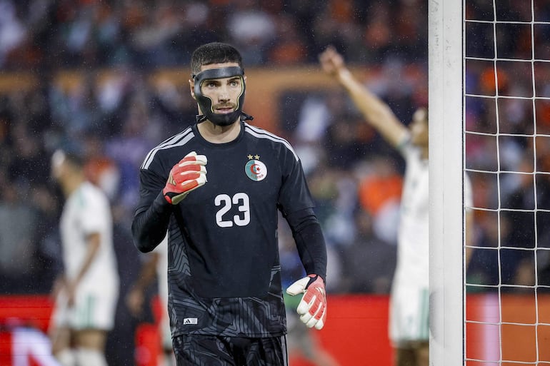 El portero de Argelia, Luca Zidane, observa durante el partido de fútbol amistoso internacional entre los Países Bajos y Argelia antes del torneo de fútbol de la Copa Mundial de la FIFA 2026 en el estadio De Kuip en Rotterdam.