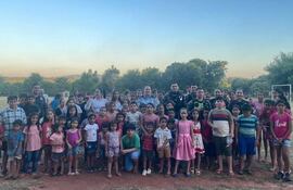 Efectivos policiales del departamento de Misiones, conmemora elndia de los Reyes Magos, con entrega de juguetes en la comunidad de Santa María.