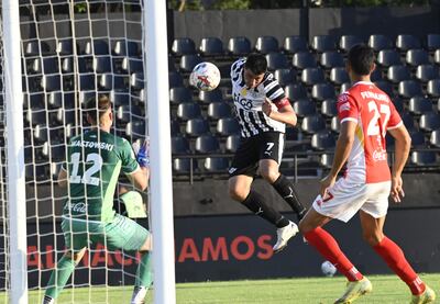 Tacuara Cardozo en el partido de ayer, en La Huerta, donde ganó Libertad a General Caballero.