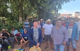 Camioneros se encuentran varados en un puerto de Villeta.