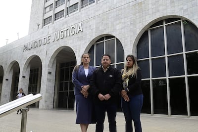 Familiares de Robert Fabián Marín aguardan frente al Palacio de Justicia mientras dura el juicio de Papo Morales.