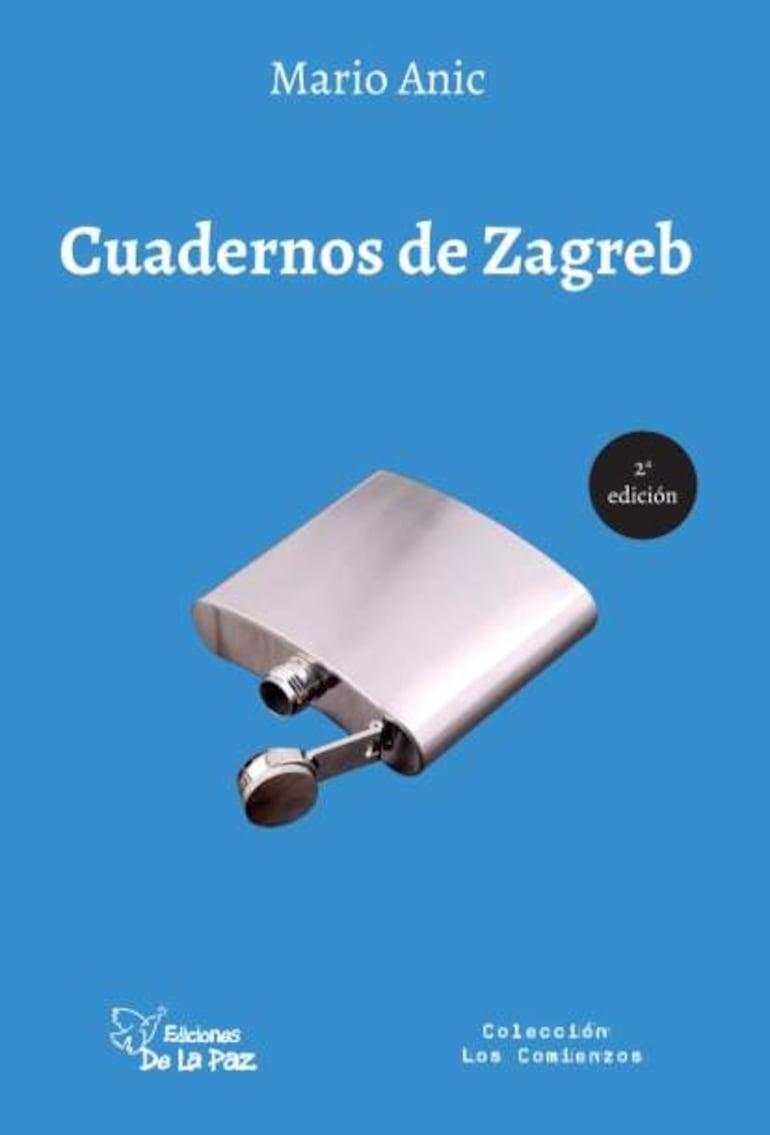 Mario Anic en un evento literario, sosteniendo su libro 'Cuadernos de Zagreb' frente a un fregadero interior.