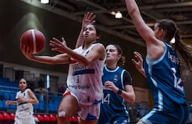Giovanna González ingresa en bandeja al área argentina, en el segundo cotejo y nueva caída de la selección paraguaya en la AmeriCup, en México.