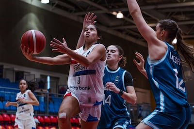 Giovanna González ingresa en bandeja al área argentina, en el segundo cotejo y nueva caída de la selección paraguaya en la AmeriCup, en México.