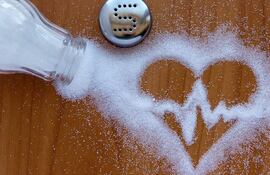 Para prevenir enfermedades renales es importante reducir la ingesta de sal, en las comidas. El consumo excesivo de sal puede causar, retención de líquido, hipertensión arterial y daño renal.